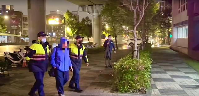葉姓男子在台北捷運南港展覽館站潑液體，警方在六日晚間將他逮捕移送法辦。（記者孫曜樟攝）