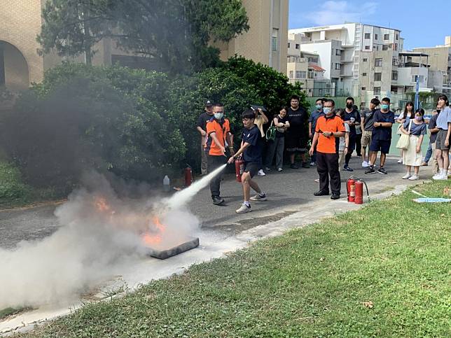 第七大隊中正分隊在台南女中舉辦防震防災宣導，讓師生實地操作滅火器。（消防局提供）