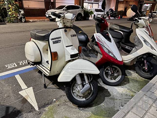 偉士牌機車車齡推測約40年，外觀維持良好，經典車款吸引不少目光。林建鋒攝