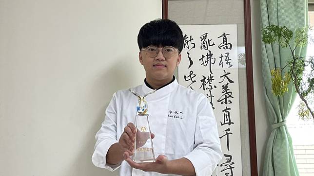 中華醫大餐旅系李帆畇，獲頒技職之光表揚。（記者黃文記攝）