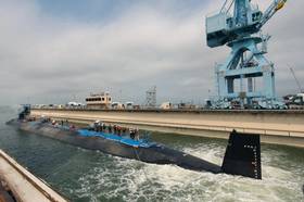 外界評估美國潛艦技術仍領先各國約10年，圖為維吉尼亞級「阿肯色號」潛艦正在進行下潛測試。（取自美國HII造船廠FB）
