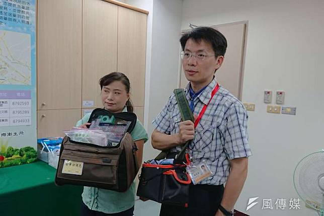 彰化二水鄉衛生所主任陳宏賓（右），因太太要求換一個有固定工時的工作，便來到二水鄉做衛生所主任，且一做就是11年。（黃天如攝）