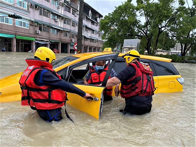 鹽水消防分隊涉水救出受困的計程車司機。（民眾提供）