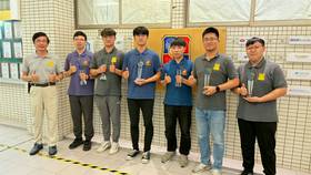 上校退伍的正修科技大學張法憲教授（左1），帶領硏發團隊在「2025臺灣創新技術博覽會」，再度榮獲1座鉑金獎，刷新創博會「6鉑金」的得獎紀錄。（張法憲提供）