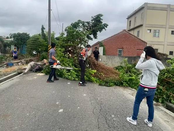 小犬颱風帶來強陣風，彰化多個路樹倒塌、國小傳出變電箱起火爆炸事故。