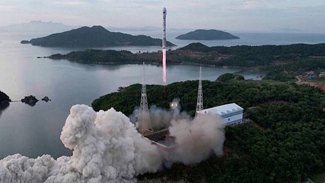 北韓官媒公布2023年5月31日發射「千里馬一號」運載火箭畫面，稱是為了載「萬里鏡一號」軍事偵察衛星升空。路透社