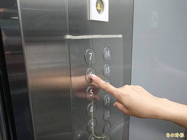 台北市議員耿葳調閱資料發現，北市每年通報消防局的電梯受困案件竟逼近500件，若以每次受困人數平均5人計算，每年恐有2000人受困在電梯內。(示意圖，資料照)