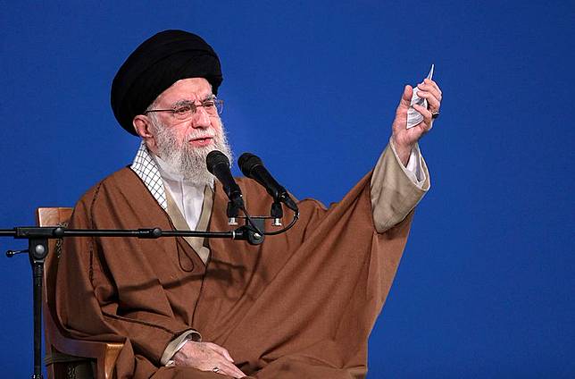 2025年3月21日。伊朗最高領袖哈米尼（Ayatollah Ali Khamenei）在德黑蘭向一群人和官員發表演講。（Office of the Iranian Supreme Leader via AP）