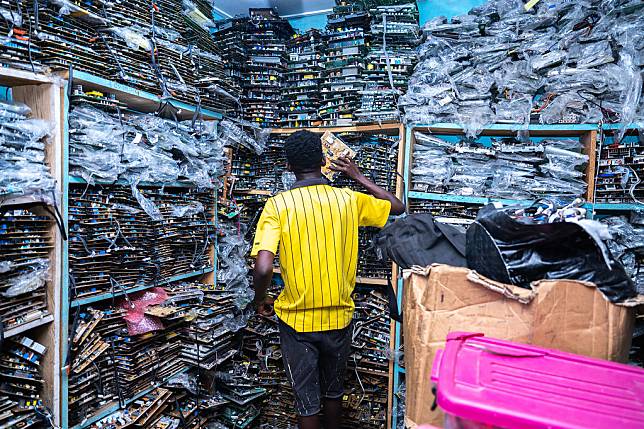 迦納首都阿克拉（Accra），這裡聚集數百家電子產品小商店，店家會拆解損壞的電子設備並重新利用。圖片來源：Bénédicte Kurzen for Fondation Carmignac/NOOR