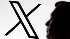 特斯拉執行長馬斯克與社群媒體平台X的標誌。路透社