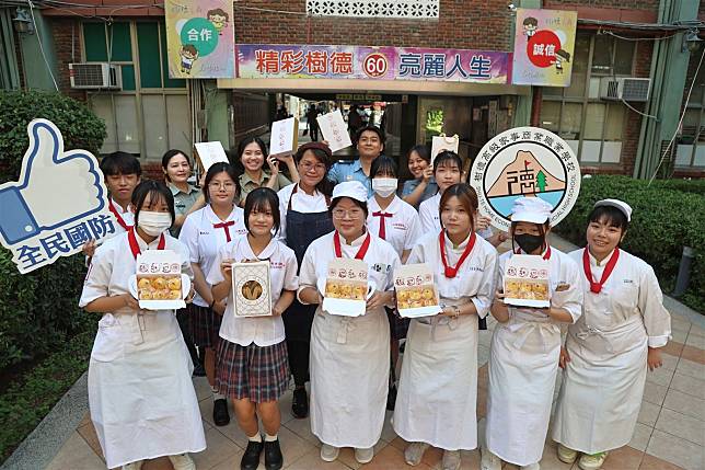 樹德家商餐飲、烘焙科師生秋節前夕用心趕製「國防月餅」，向國軍官兵表達敬意和謝忱。（記者孫建屏攝）