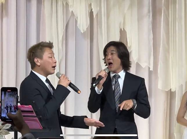 王力宏(右)、陶喆合唱《Forever Love》。(翻攝臉書)
