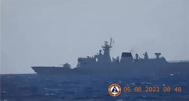 中國派出兩艘 056A 護衛艦「銅陵艦」和「阿壩艦」前往南海護主權。 圖：翻攝自推特@coastguardph