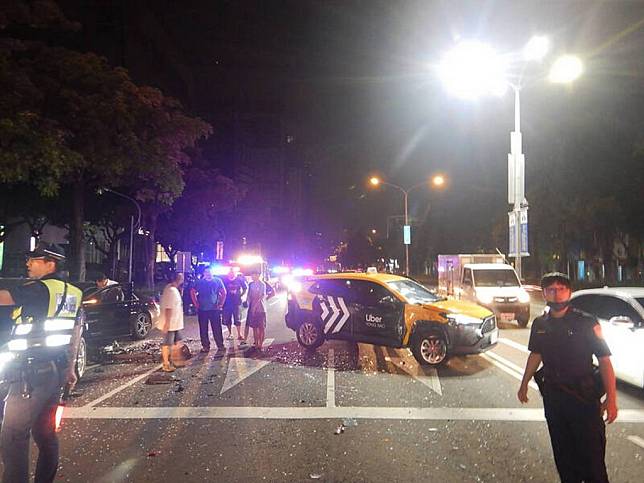 台中市西屯區台灣大道昨日凌晨發生四車碰撞連環車禍，現場汽車零件散落一地。（記者陳金龍翻攝）