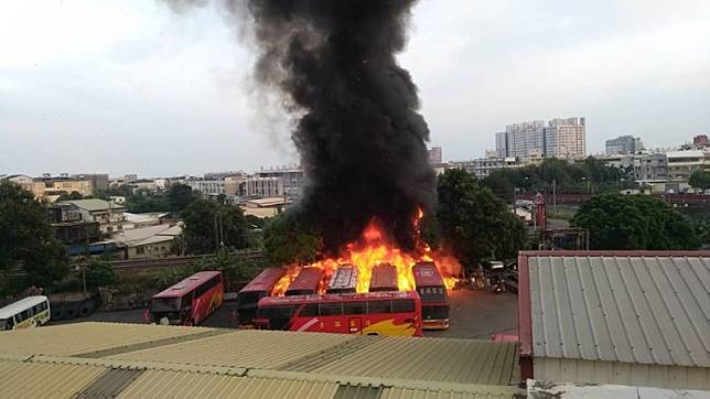 今上午6點多有民眾在網路PO文，指斗六的台西客運停車場發生火災，由網路圖片可看到現場有數台車輛起火。(圖擷自《斗六人-靠北/爆料公社》臉書)