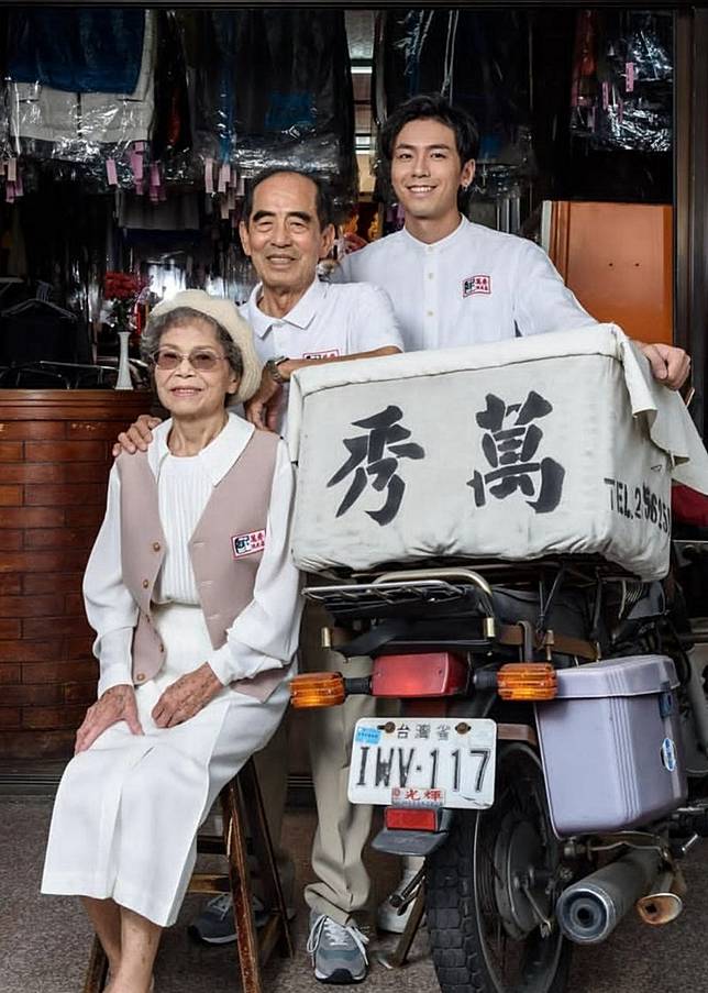 張瑞夫（右起）感謝阿公和已過逝的阿嬤，在爸爸忙於賺錢養家時，2位老人家細心照料他和弟弟的生活起居。翻攝reefchang IG