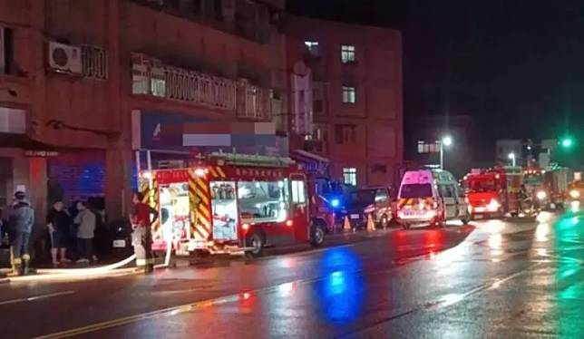 19日晚間10時許，位於新北市萬里區瑪鋉路的亞尼克創始店，突然發生火警，消防局獲報後派遣人車趕抵，所幸火勢被迅速撲滅，無人員傷亡。（圖／翻攝畫面）