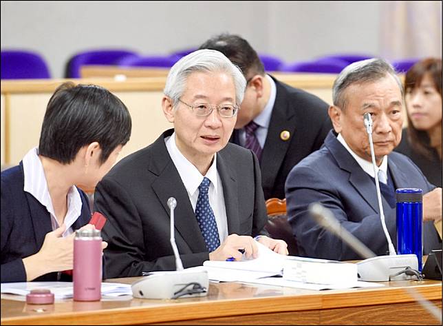 立法院會昨天三讀通過「刑事訴訟法部分條文修正案」，增訂犯罪被害人訴訟參與制度，新法規定未來重大案件被害人，可對判處被告多少刑期的量刑部分表示意見，以及有權調查證據等。圖為司法院秘書長林輝煌列席立院專題報告。(資料照)