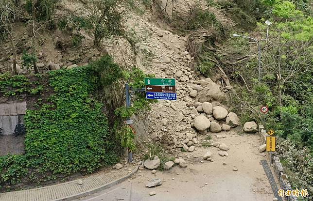 太魯閣國家公園內可以看到很多大型落石，道路柔腸寸斷。(記者羅沛德攝)