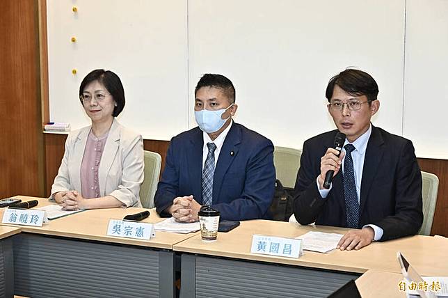 立委翁曉玲(左起)、吳宗憲、黃國昌12日舉辦「大法官想當民主太上皇 破壞國會自主太荒唐」記者會。(記者塗建榮攝)