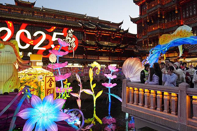 People visit the Yuyuan Garden Lantern Festival at Yuyuan Garden in east China's Shanghai, Jan. 1, 2025. (Xinhua/Liu Ying)