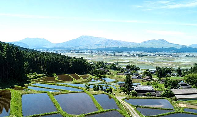為了讓廢棄的田地活過來，並利用種稻來補充地下水，熊本政府公益團體簽了合約，開始推動「水田蓄水計畫」。（照片出處／日本梯田資訊網）