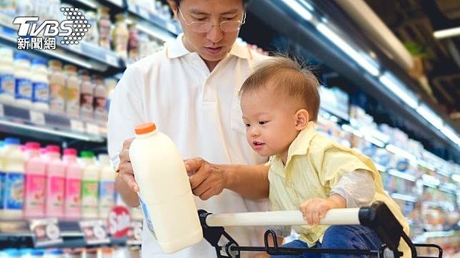 買東西時，除了比價格，也要看營養成分表。（示意圖／shutterstock達志影像）