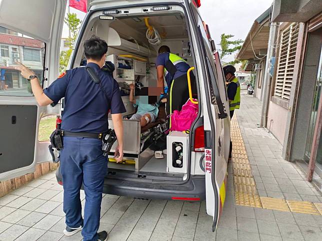 一名女子前往台東都蘭遊玩時，突遭犬隻攻擊致左腳受傷。（記者蔣謙正翻攝）