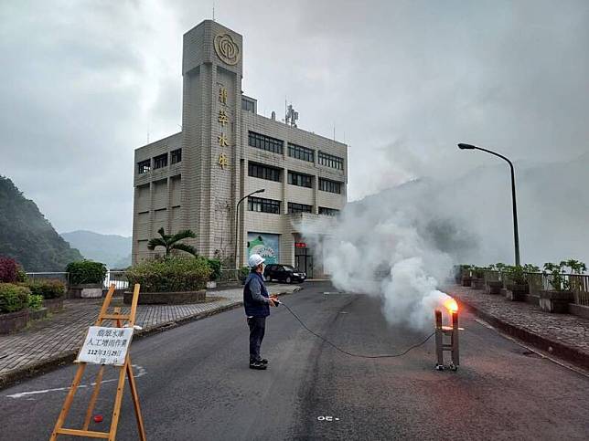 翡翠水庫今天下午實施地面人工增雨作業。(翡翠水庫管理局提供)