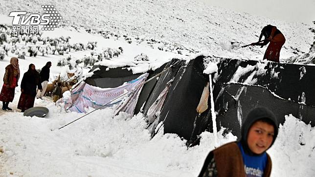 敘利亞吹起暴風雪，讓難民生活雪上加霜。（圖／達志影像美聯社）
