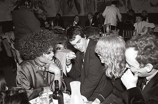 Eartha Kitt, Daniel Day-Lewis,
Mia Farrow and a friend at the Café Carlyle in
1994 (Photo: Ebet Roberts/Getty Images)