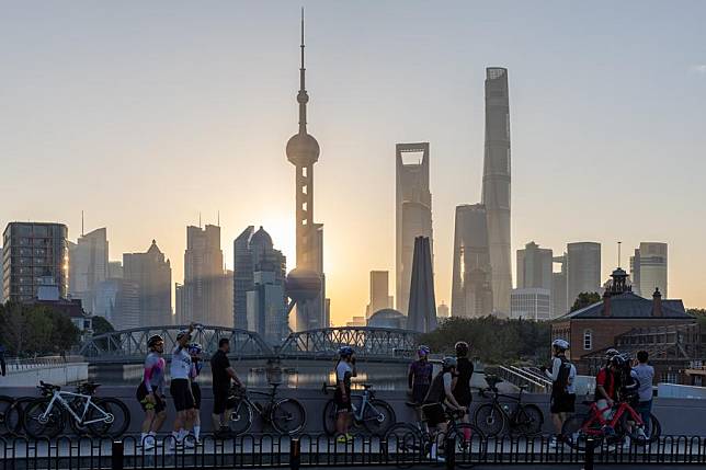 This photo taken on Nov. 3, 2023 shows a city view of Shanghai at sunrise. (Xinhua/Wang Xiang)