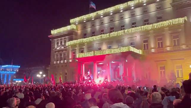 塞爾維亞民眾為了抗議選舉不公，聚集在首都市政廳前示威。（翻攝自@jurgen_nauditt X）