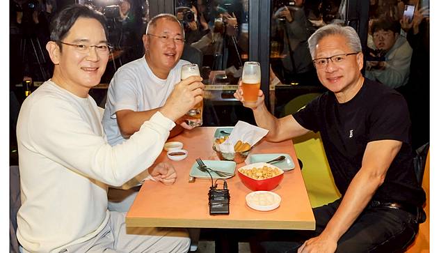 輝達執行長黃仁勳（右至左）10月30日與現代汽車集團會長鄭義宣及三星電子會長李在鎔，在首爾一間炸雞店聚餐。路透社