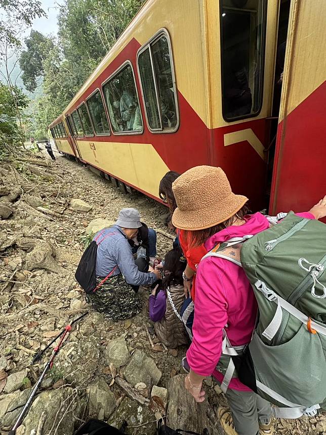 遊客想和阿里山林鐵列車拍照導致擦撞。（圖／ 中天新聞）