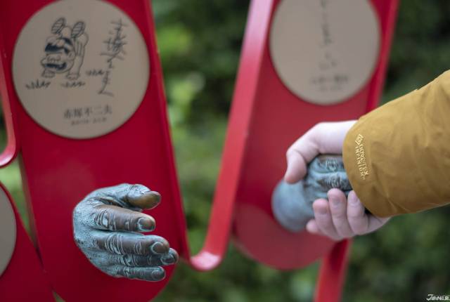 
<p>福岡巨蛋隨處可見相關的裝置藝術，而在巨蛋的 7.8 GATE外，有個「暖手廣場（暖手の広場）」，這裡收集了續多日本海內外名人，一比一打造的青銅手模，你可以穿越時間和空間來和這些名人握手一下囉！</p><p>
</p><p>
<b>福岡巨蛋</b></p><p>
地址：福岡市中央區地行濱2-2-3</p><p>
<a href=