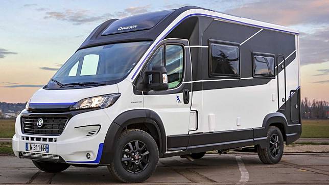 Chausson X550車型不大，但內裝功能先當齊全，可提供四人睡覺之外還有完整的淋浴空間跟馬桶可以使用。（圖片來源/ Chausson）