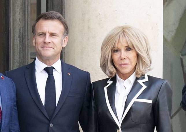 馬克宏（左）與碧姬（右）除了是姐弟戀外，同時也是師生戀。（翻攝X@EmmanuelMacron）