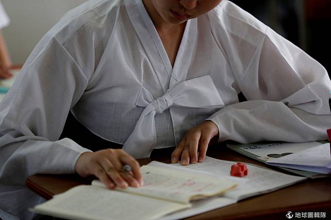 圖為今年 6月，神奈川朝鮮中高級學校的一名高中生穿著韓服上課。 路透社/達志影像