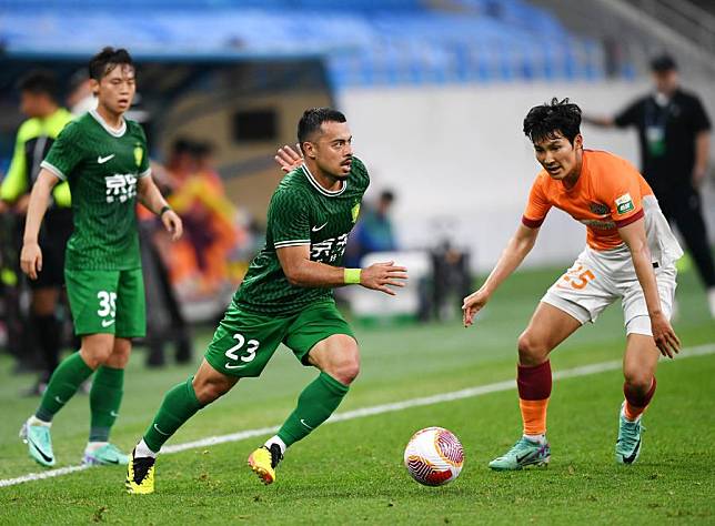 Li Ke &copy; of Beijing Guoan breaks through during the 13th round match against Qingdao Hainiu at the Chinese Super League (CSL), on May 21, 2024. (Xinhua/Li Ziheng)