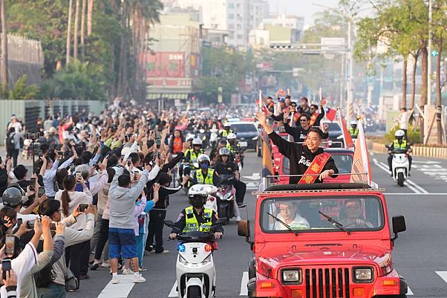 林岳平掛上布條參與冠軍遊行。（圖／統一獅球團提供）