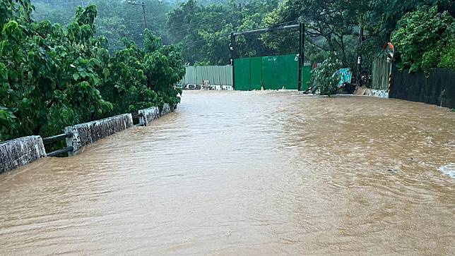 新北淡水因山陀兒外圍環流引發溪水暴漲、路面淹水、土石流等災情。取自臉書粉專「淡水區公所、金色淡水～」