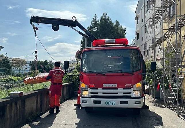 台中市東勢區義渡橋下昨日發現陳屍一名男子，消防人員出動吊車將遺體吊上岸。（記者陳金龍翻攝）