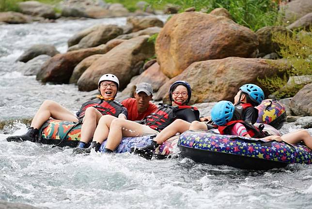 在宜蘭「那山那谷」享受乘上泳圈隨溪水漂流的樂趣。（圖片提供/KLOOK）