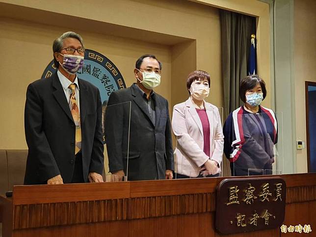 監委鴻義章(左起)、浦忠成、葉大華、紀惠容今舉行記者會，說明莫拉克風災後永久屋政策一案的調查結果。(記者謝君臨攝)