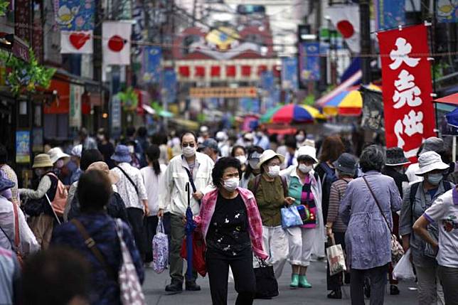 2020年6月24日星期三，東京的鬧區擠滿了購物人潮。在新冠疫情尚未遠去之際，日本正在謹慎放緩對社會隔離的限制。 （美聯社）