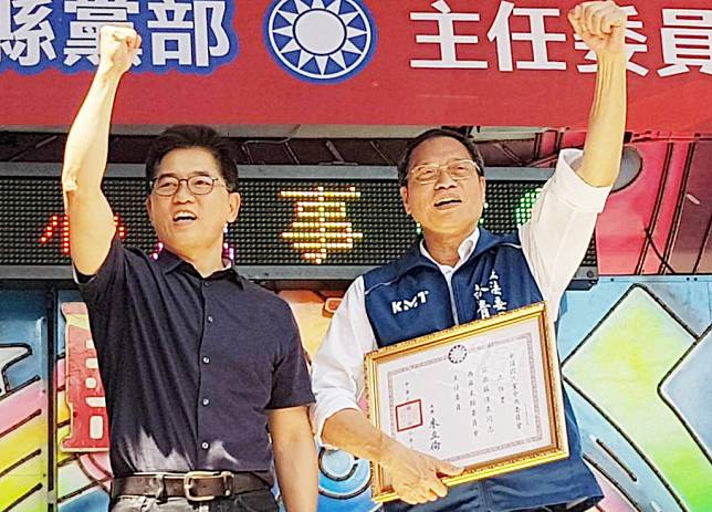 國民黨中央黨部秘書長黃健庭（左）頒發派任書，蘇清泉（右）正式接掌屏東縣黨部主委。