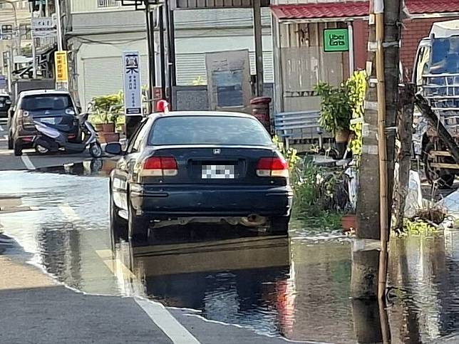 東港大成路週遭今天又水漫道路。(葉而項提供)