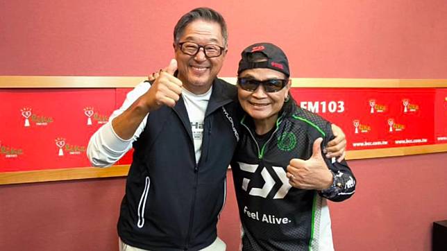沈文程（右）和王偉忠將近40年不見，這次在電台節目重逢，2人打開話匣子暢聊不停。（圖／大大娛樂提供）