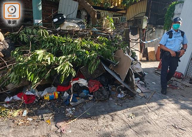 元朗洪水橋一村屋發現一具懷疑燒焦的屍體。(余宏基攝)